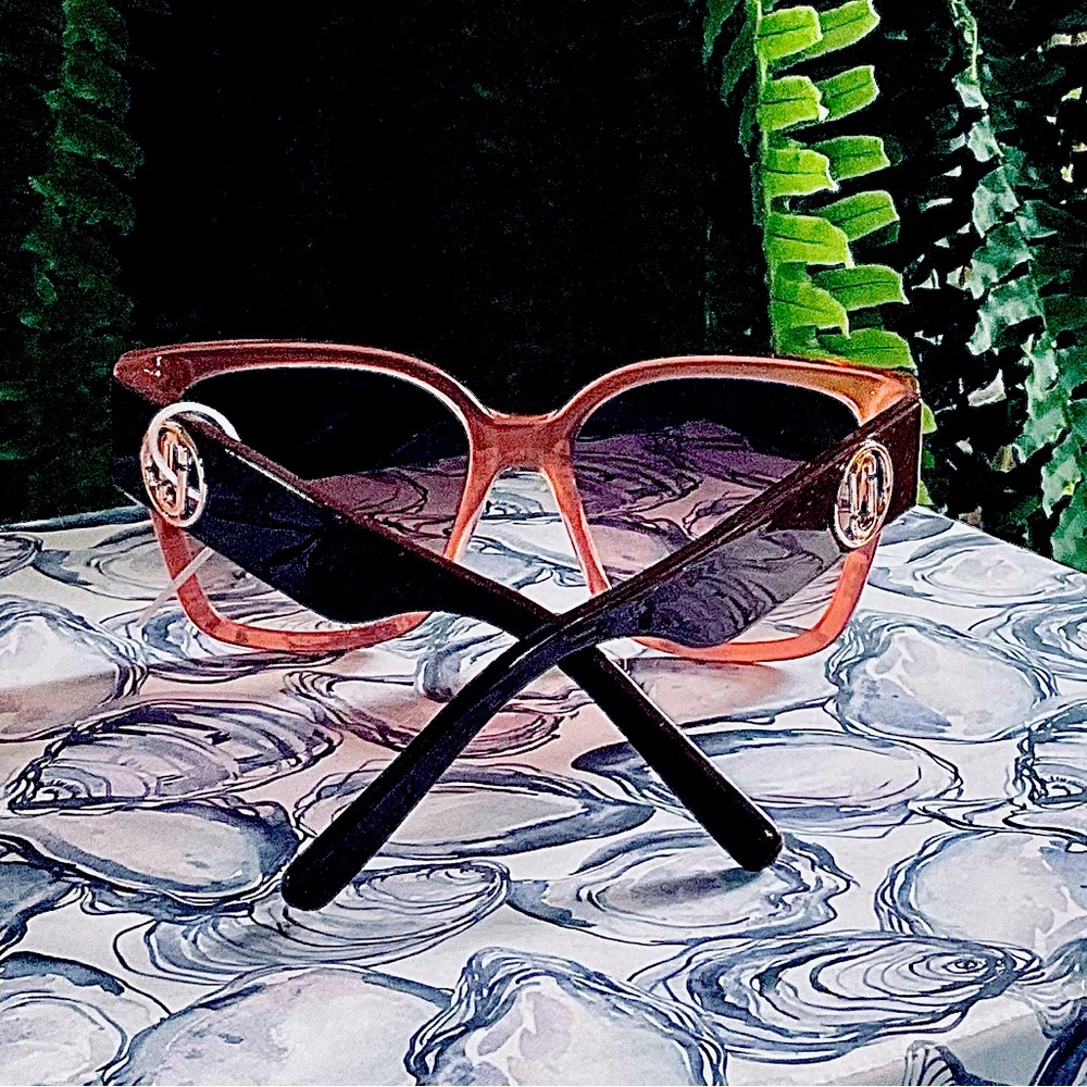 MARC JACOBS MODERATELY OVERSIZED
SUNGLASSES